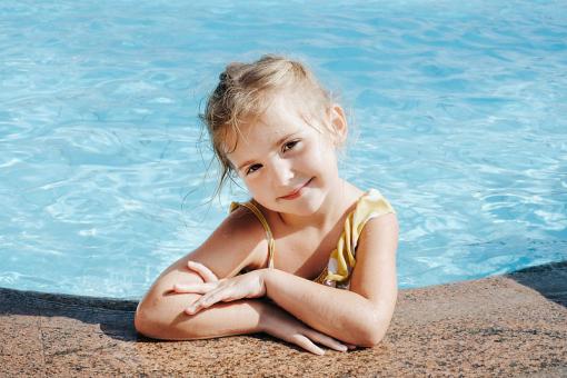 姓颜大富大贵的女孩名字